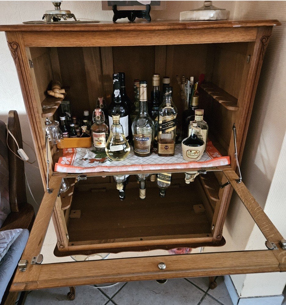 Commode de bar en bois orné avec de riches sculptures, Enlèvement, Utilisé