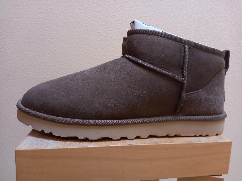 UGG NEUVES Bottes Classic Ultra Mini Brunes (Hom - Point 45), Vêtements | Hommes, Chaussures, Neuf, Bottes, UGG, Brun