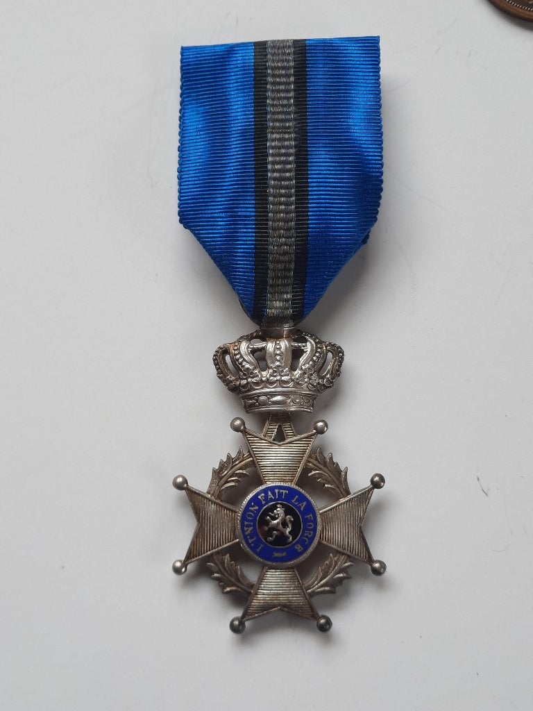 LII orde Ridder, Verzenden, Lintje, Medaille of Wings