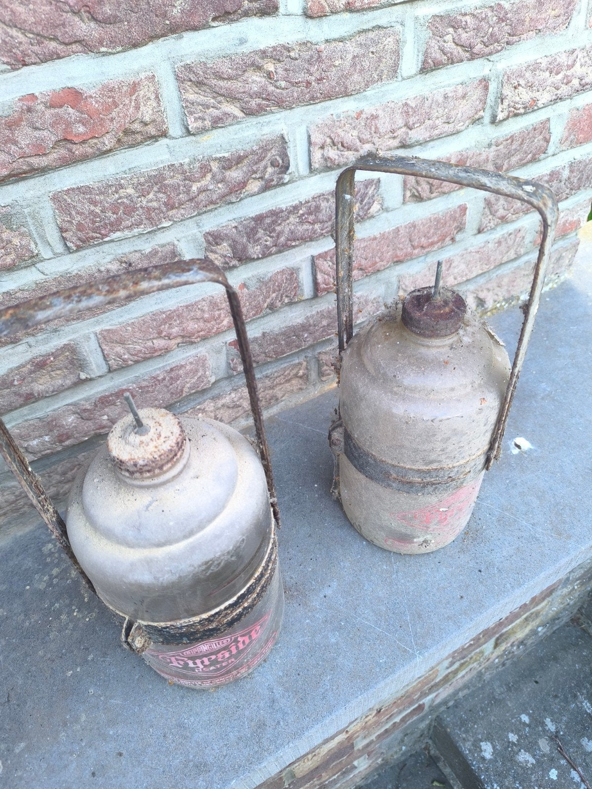 Deux bouteilles verre Fyrside, Enlèvement