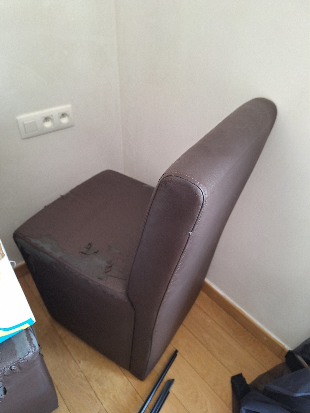 GRATIS 4 bruine lederen stoelen, Ophalen