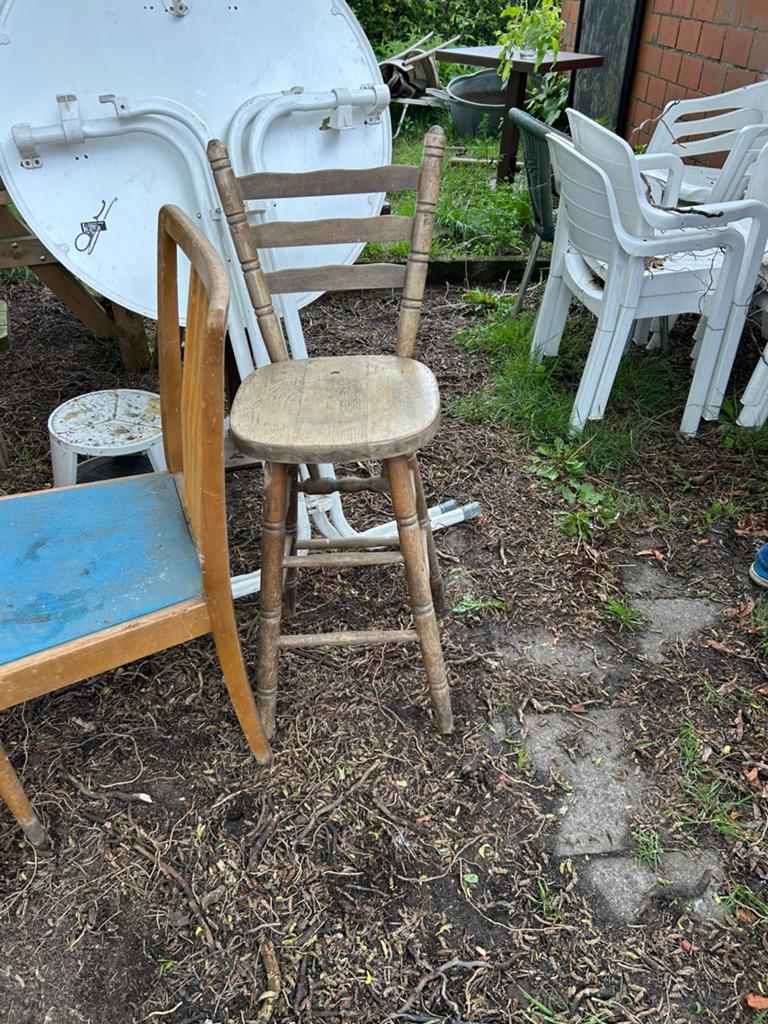 2 houten oude toog stoelen, Ophalen, Gebruikt