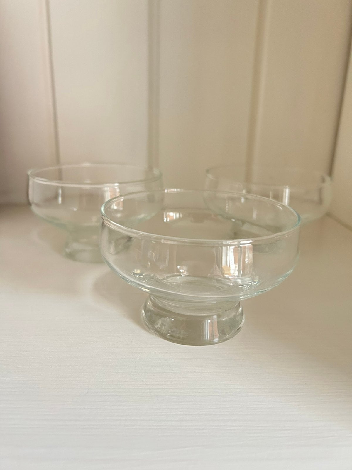 3 glazen ijscreme kommetjes op voet., Ophalen of Verzenden, Kom(men), Modern, Glas