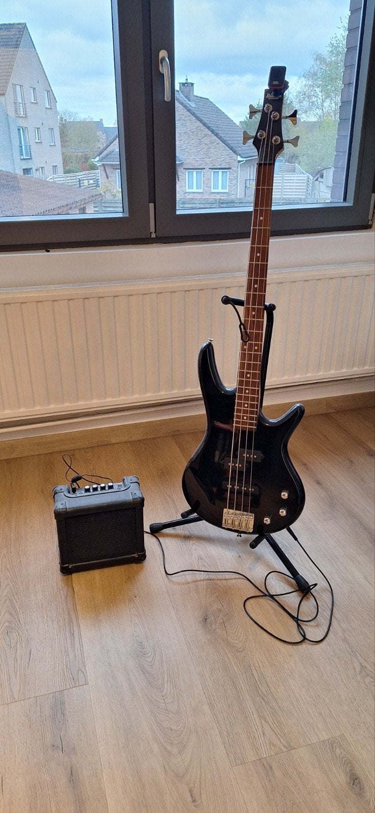 Bas gitaar ibanez met versterker, Musique & Instruments, Instruments à corde | Guitares | Basses, Enlèvement