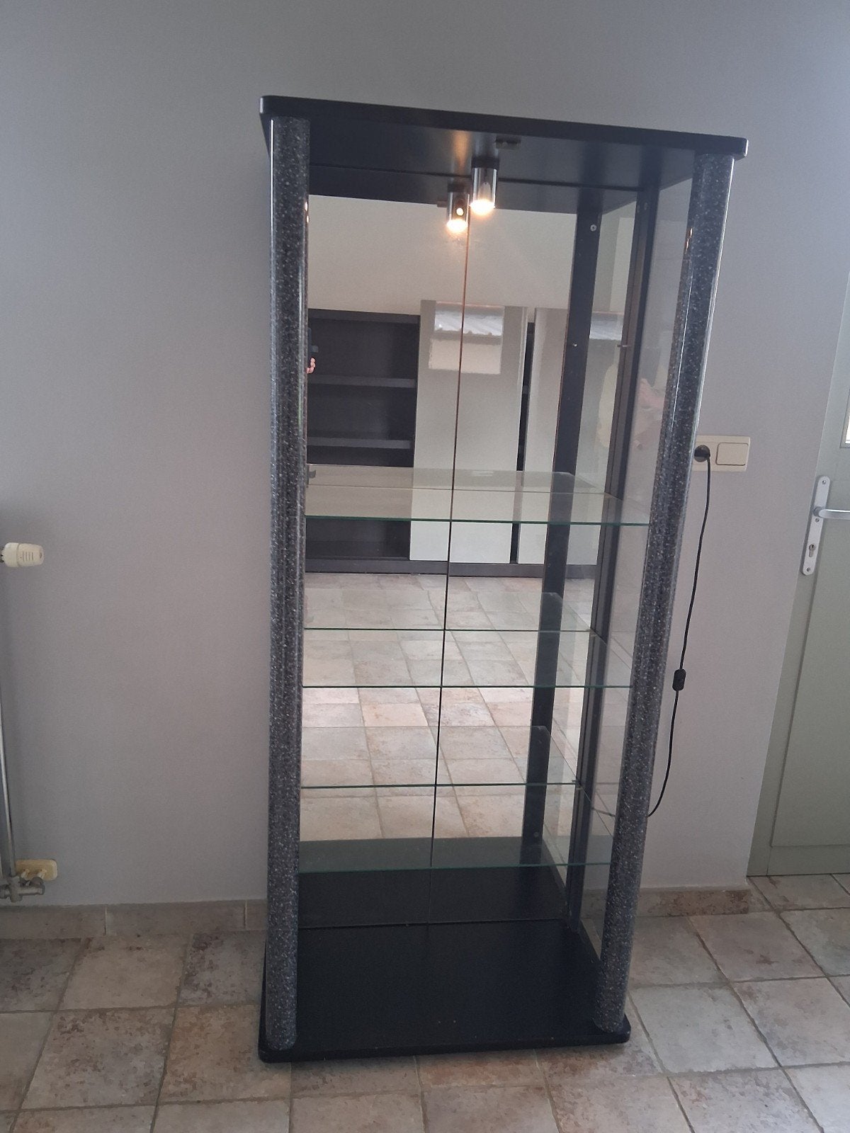 vitrinekast met glazen leggers en spiegel en lichtje, 25 à 50 cm, Utilisé, 50 à 100 cm, 150 à 200 cm