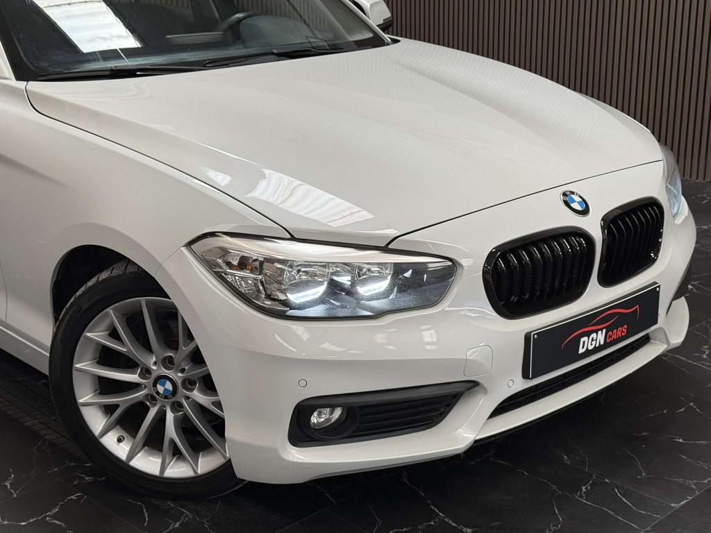 BMW 1 Serie 116 TOIT + VOLANT M (bj 2017), Auto's, 1 Reeks, Gebruikt, 116 pk, Wit