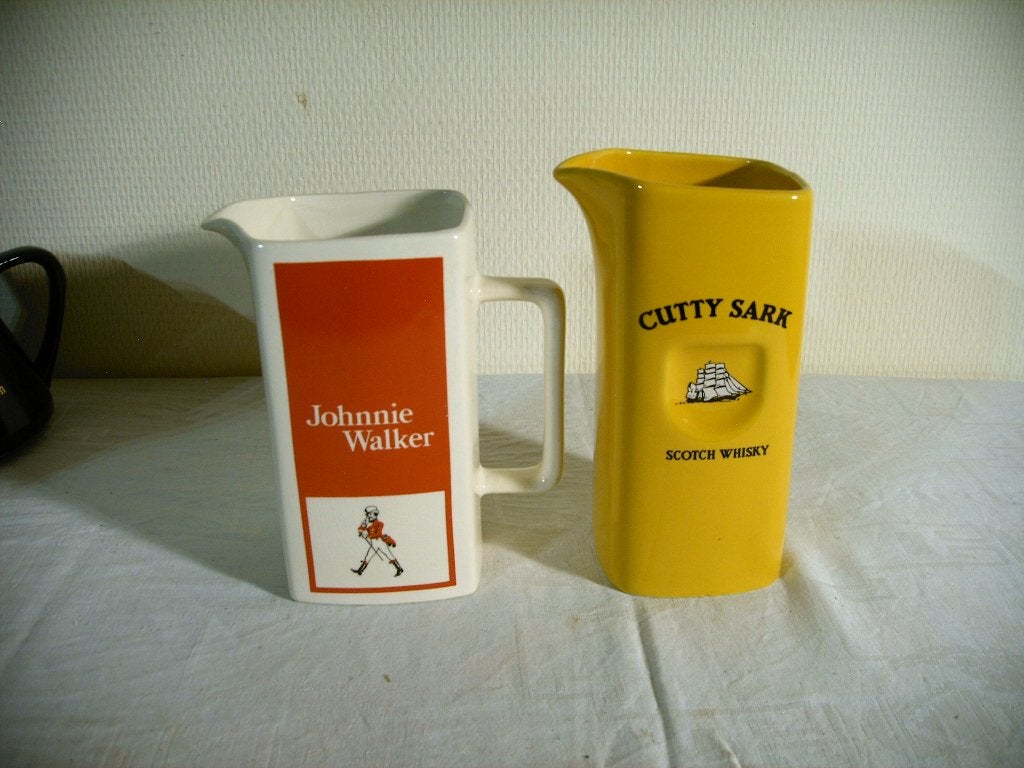 2 cruches à whisky Johnnie Walker et Cutty Sark., Enlèvement ou Envoi