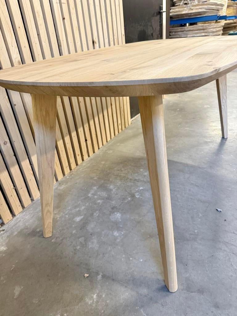 Massief Eiken Tafels | Deens Ovaal met Taps Toelopende Poten, Huis en Inrichting, Ophalen of Verzenden, Ovaal, Eikenhout
