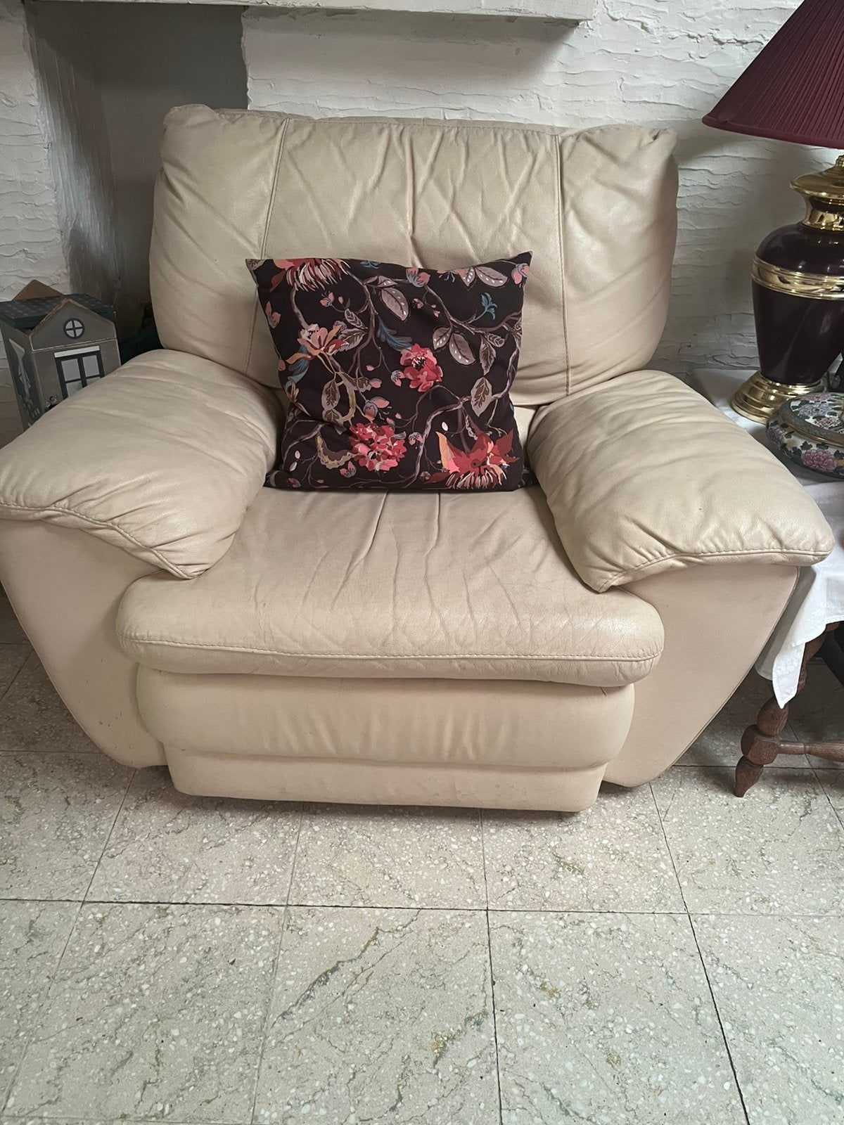 Beige lederen relaxzetel 1-zit met uitklapbare voetsteun, Huis en Inrichting, Woonaccessoires | Dienbladen, Gebruikt, Hout, Ophalen