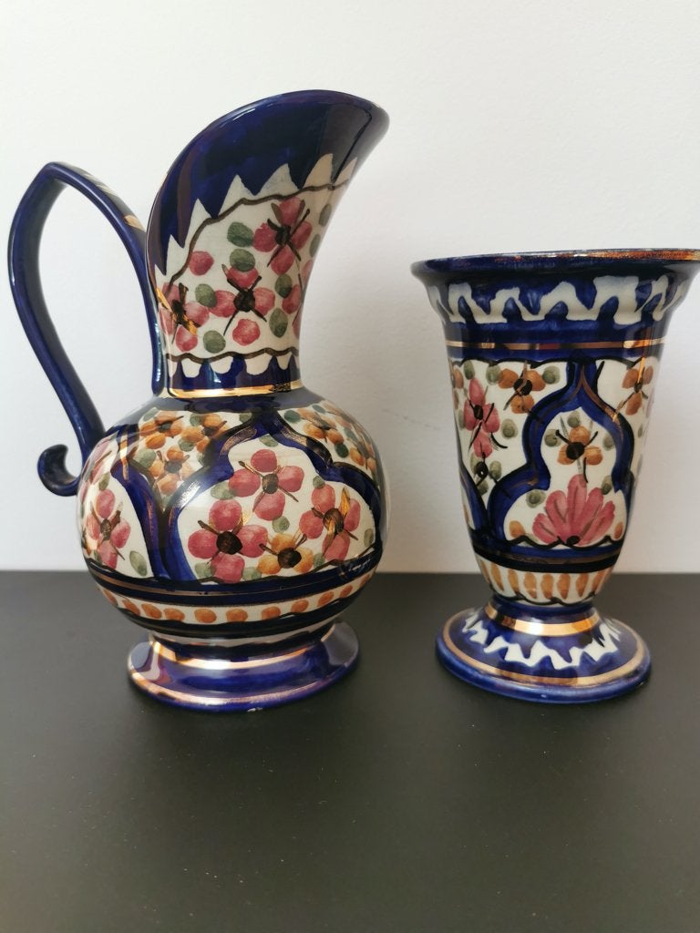 TWEE STUKS MEERKLEURIG MAJOLICA AARDEWERK, Enlèvement