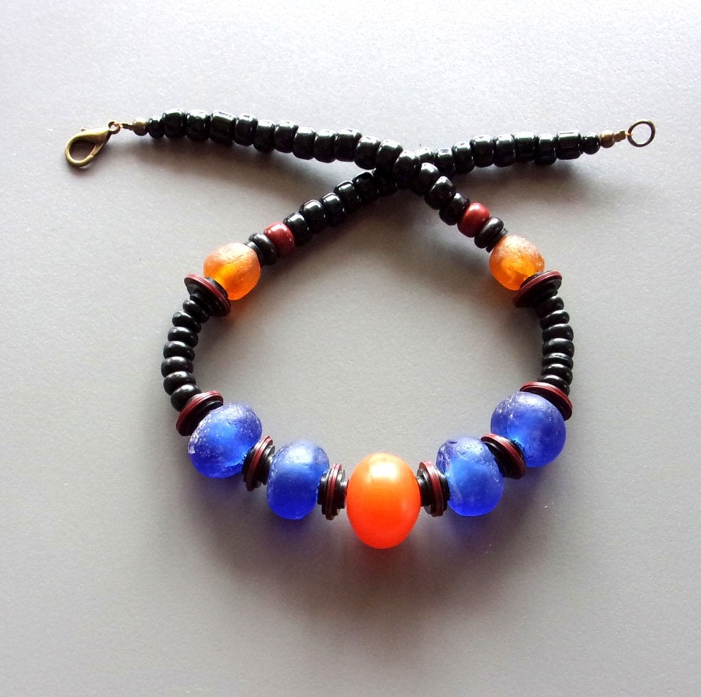Collier africain bleu et miel en verre recyclé, résine, coco, Enlèvement ou Envoi, Neuf, Bleu, Autres matériaux