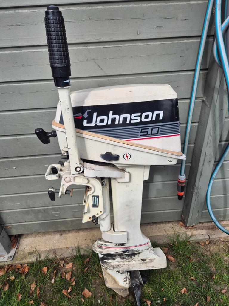 Moteur hors-bord Johnson 5 CV à queue courte, Sports nautiques & Bateaux, Moteurs Hors-bord & In-bord, Enlèvement