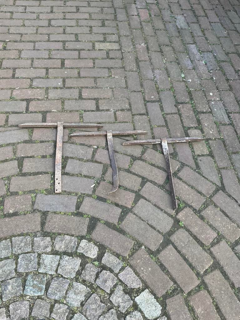 3 Antieke ijzeren muurankers, Ophalen