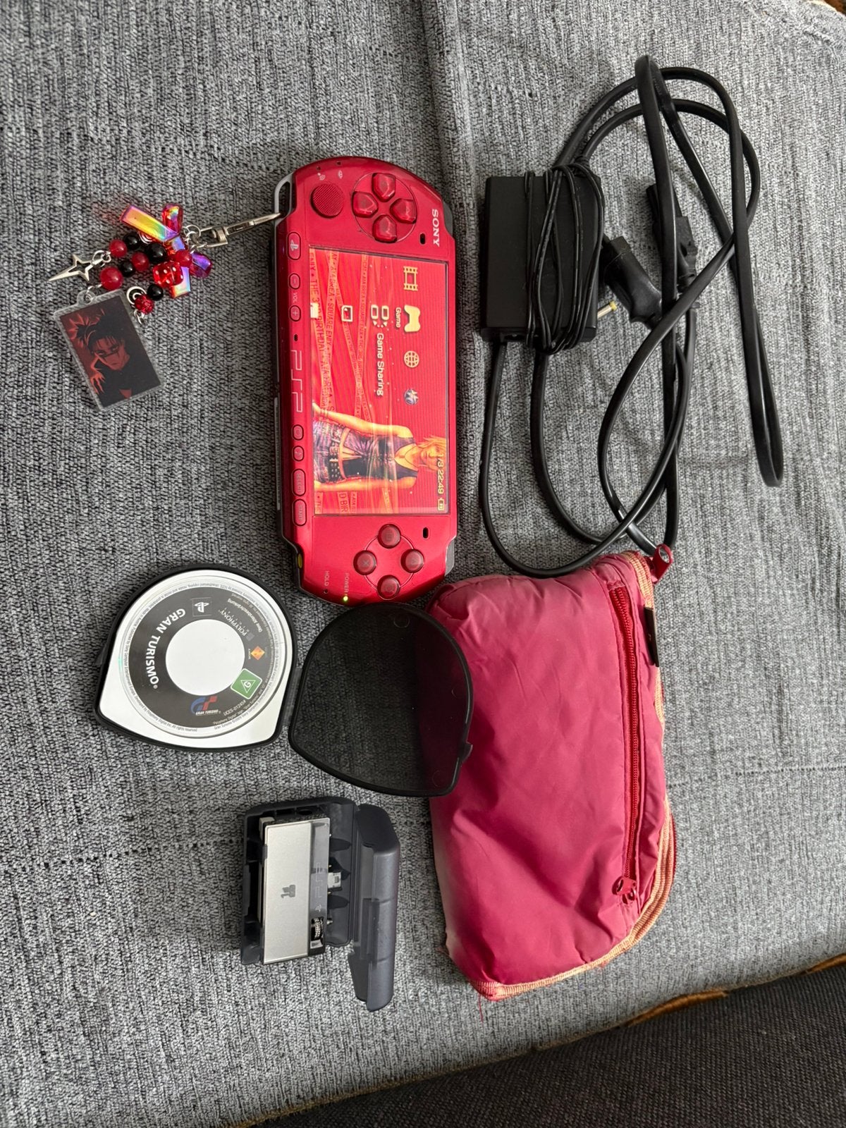Sony PSP 3000 Red – Excellent Condition – Ready to Play!, Games en Spelcomputers, Spelcomputers | Sony PSP, Met games, Overige kleuren