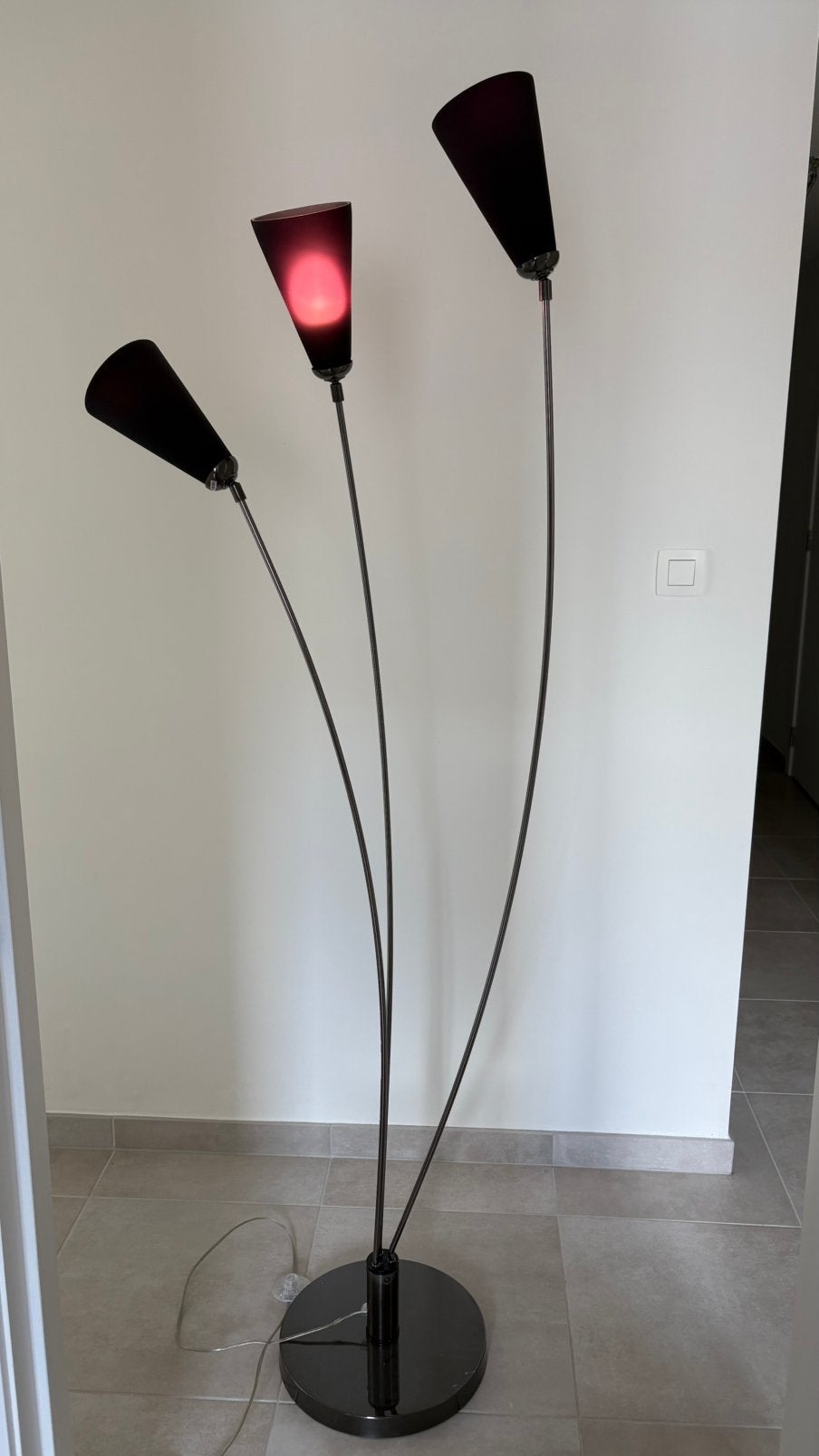Vloerlamp bordeaux-achtige kleur., Huis en Inrichting, Lampen | Vloerlampen, Ophalen, Zo goed als nieuw, 150 tot 200 cm