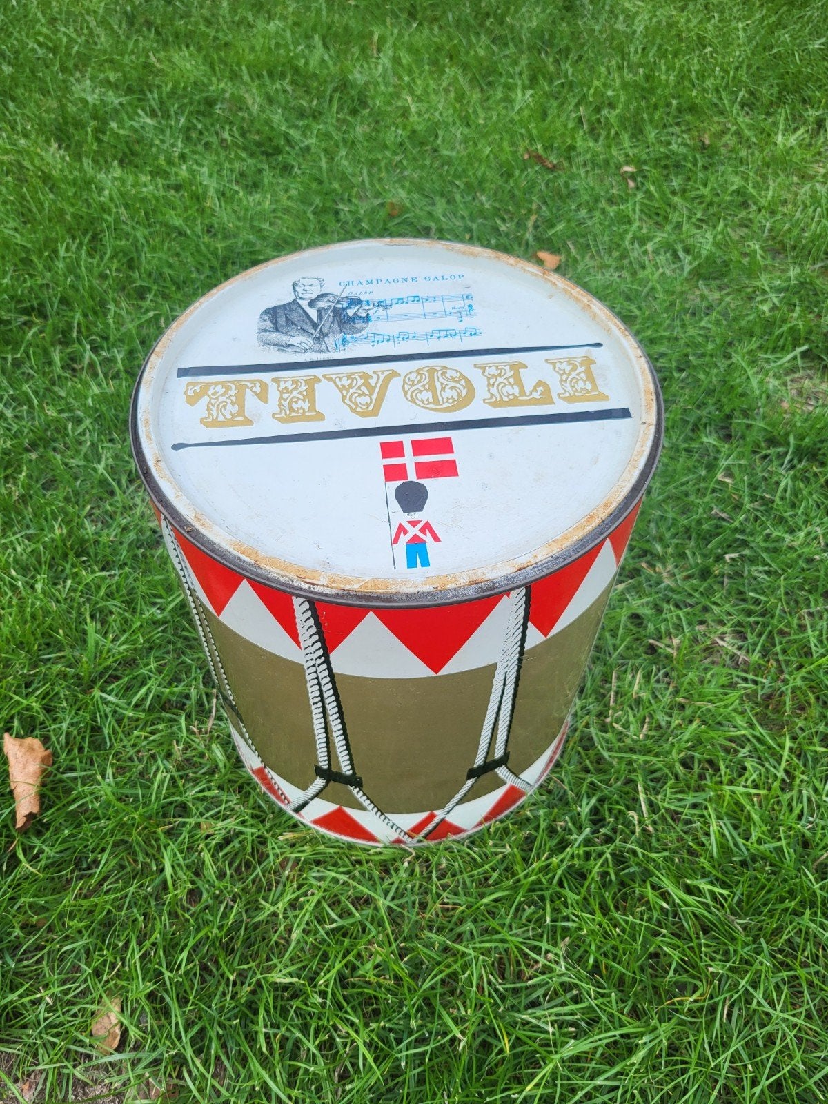 Tambour en étain vintage Tivoli Copenhagen (années 1960), Enlèvement