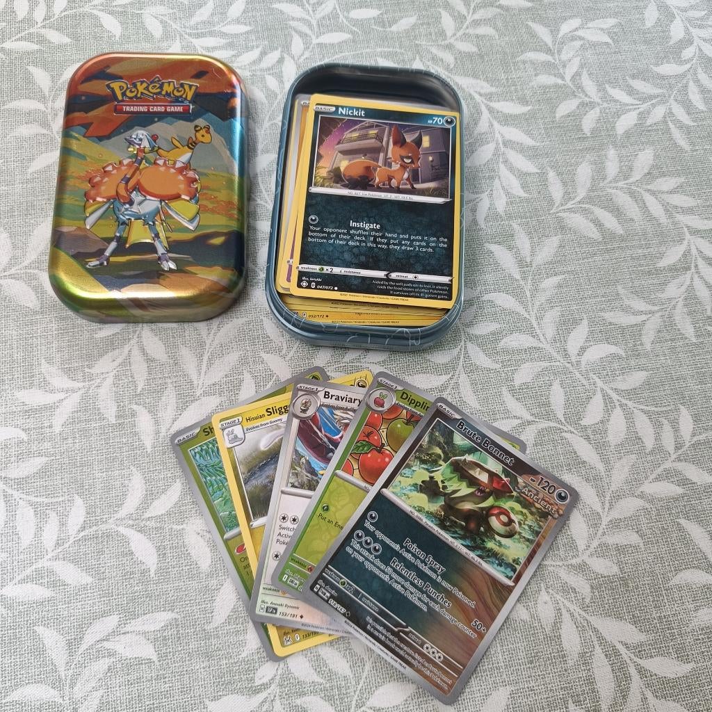 60 verschillende Pokémon kaarten met tin., Ophalen of Verzenden, Zo goed als nieuw, Meerdere kaarten