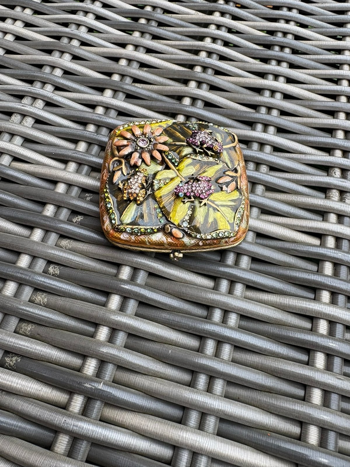 Jay Strongwater Vintage Frog Compact Mirror Enamel Jeweled, Bijoux, Sacs & Beauté, Broches, Enlèvement ou Envoi, Comme neuf, Or