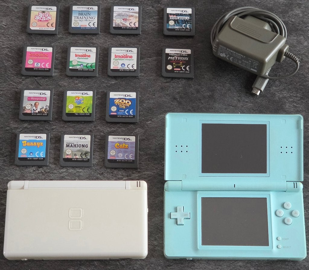 2 X Nintendo DS Lite + 14 Games + Lader, Games en Spelcomputers, Ophalen of Verzenden, Gebruikt, DS Lite, Met games