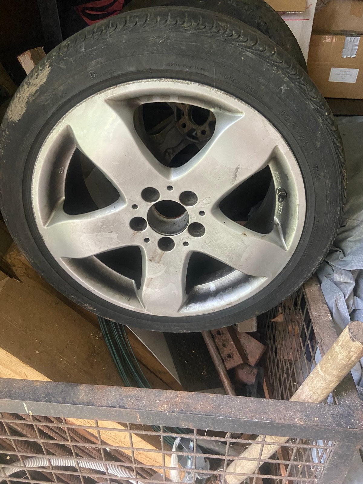 Mercedes  2 jantes 225x45x17 pneus usés faire offre, Autos : Pièces & Accessoires, Pneus & Jantes, Pneus et Jantes, Véhicule de tourisme