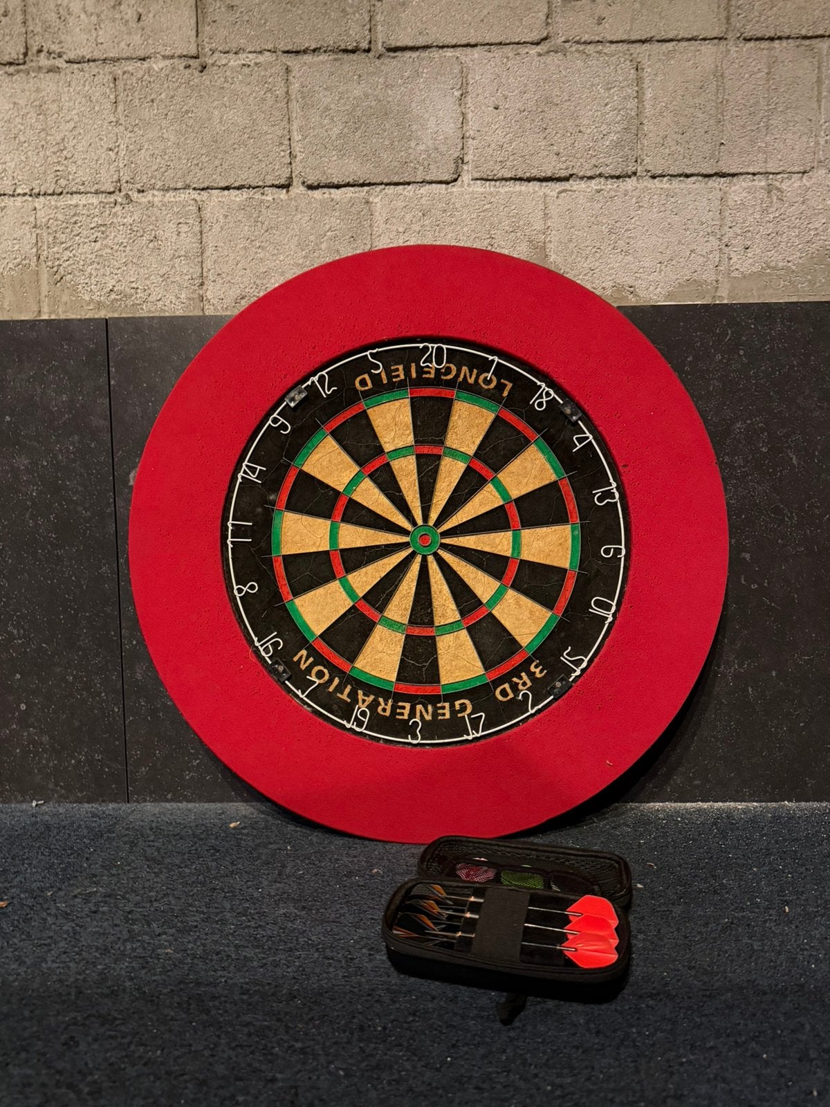 Dart bord + 2 sets pijlen + onderdelen + seround, Sport en Fitness, Darts, Ophalen of Verzenden, Gebruikt, Dartbord met pijlen