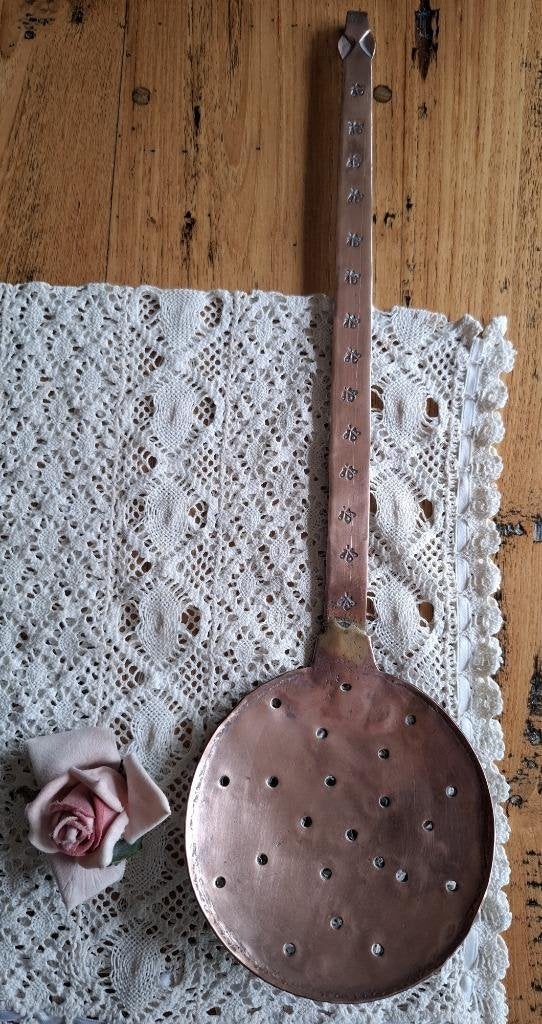 Oude handgemaakte rood koperen schuimspaan met figuurtjes, Antiek en Kunst, Ophalen of Verzenden