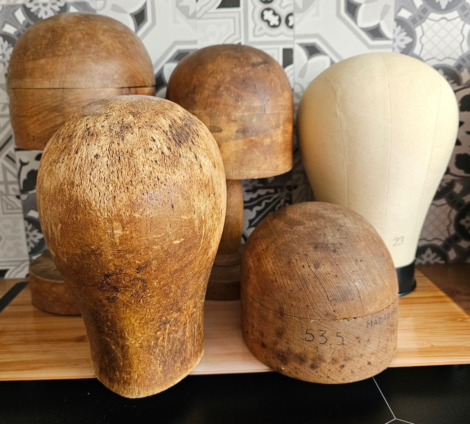 Lot exceptionnel de formes de chapelier (Vintage & Moderne), Ophalen