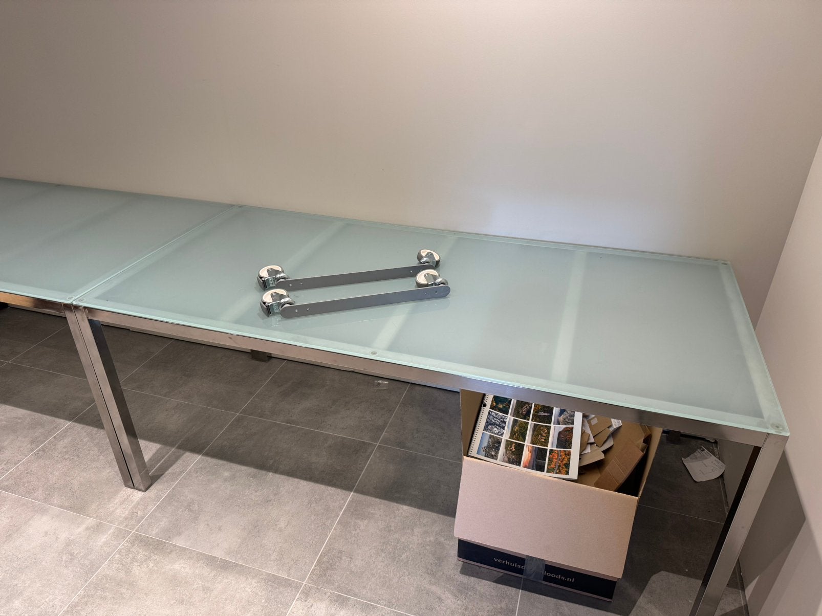 Tafels met glazen blad en metalen poten (2 stuks), Huis en Inrichting, Ophalen, Zo goed als nieuw