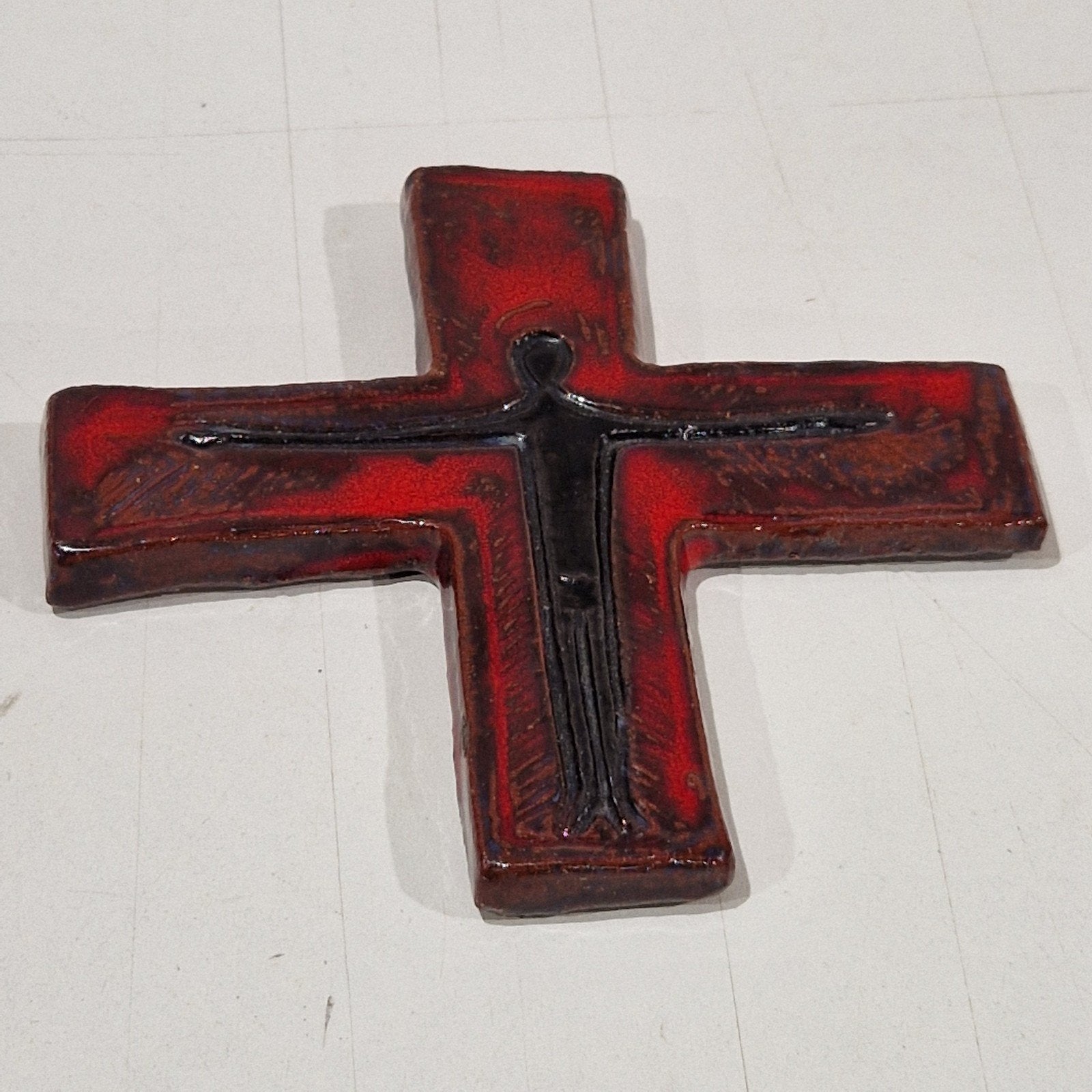 klein keramisch kruis,  rood zwart kleurig, Antiek en Kunst, Ophalen of Verzenden