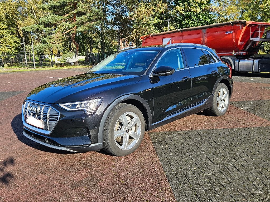 Audi Q8 e-Tron 55 Advanced Quattro, Auto's, Automaat, Dealer onderhouden, Zwart, Verwarmde buitenspiegels