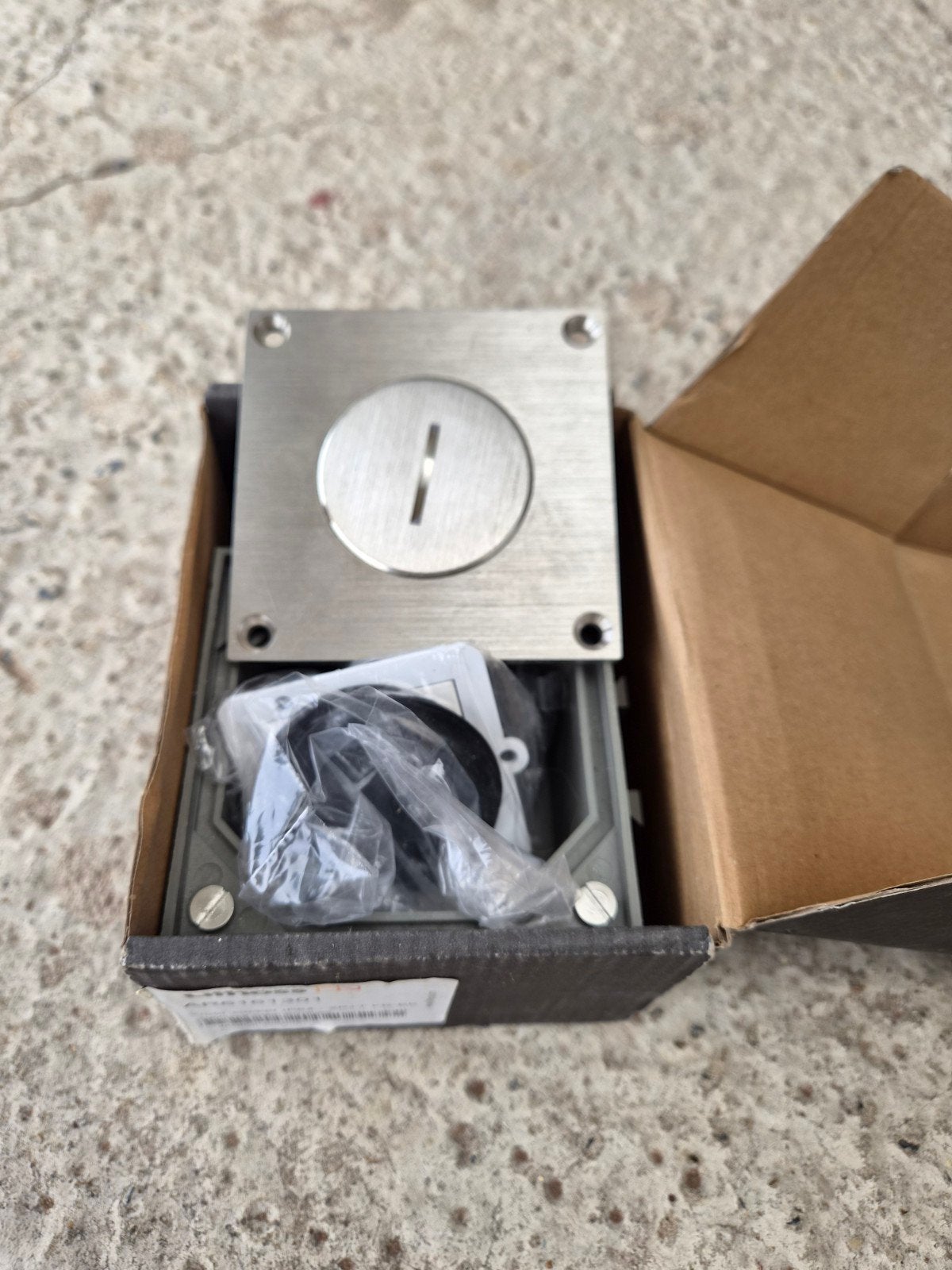 2x lithoss vloerstopcontact, Ophalen