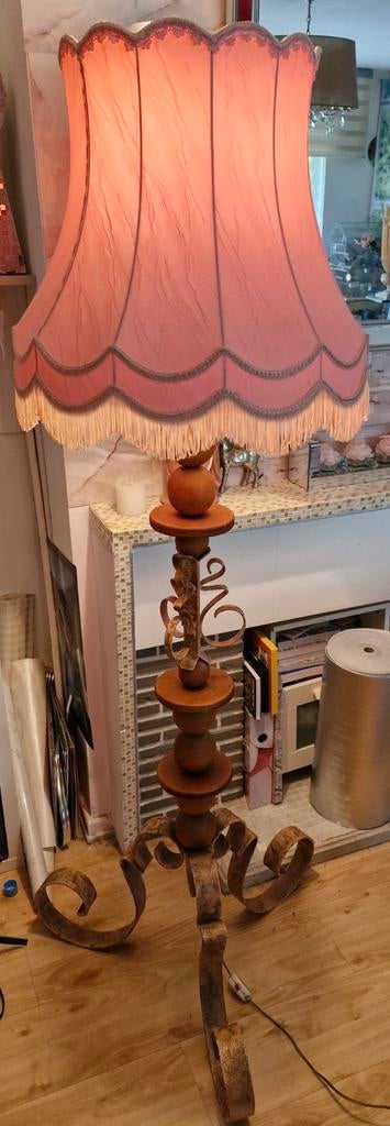 Ancienne lampe avec abat jour, Enlèvement