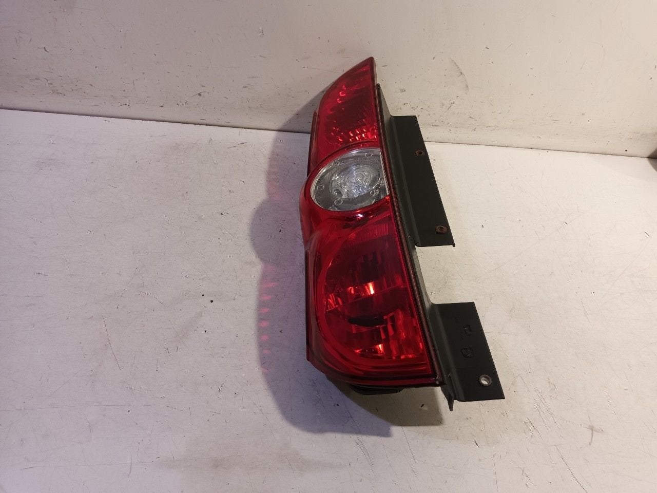 Achterlicht links buiten Opel Combo, Onderdelen@venauto.nl, Van der Ven Autorecycling B.V., Gebruikt, Ettenseweg 76, 4706 PB Roosendaal, The Netherlands