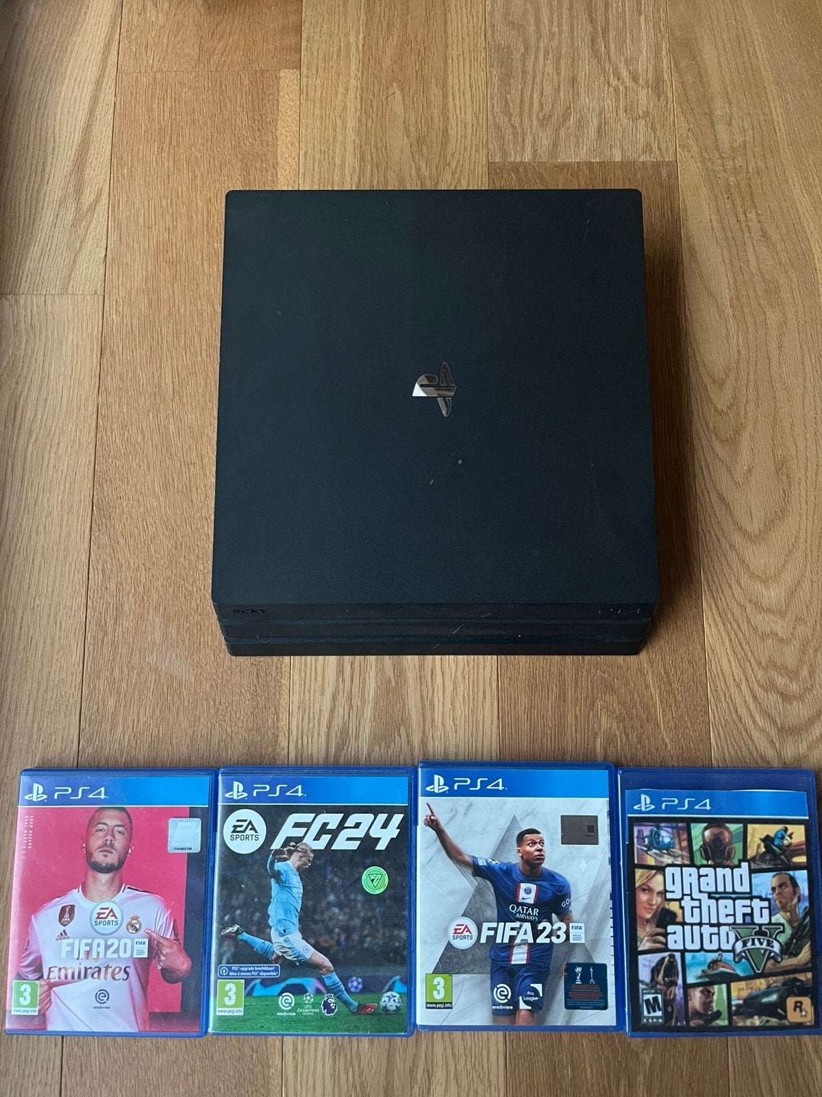 PS4 Pro 1TB + 4 games – GTA V, FIFA 20, FIFA 23 & FC 24, Enlèvement, Comme neuf, Pro, Avec jeux