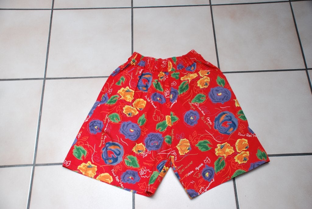 Rode katoenen bermuda met bloemen Maat S of 36 als NIEUW!, Kleding | Dames, Broeken en Pantalons, Zo goed als nieuw, Maat 36 (S)