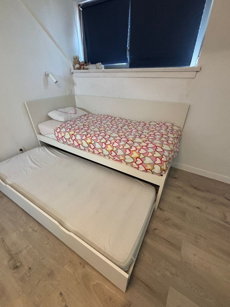 Ikea éénpersoonsbed met uitschuifbaar logeerbed, Huis en Inrichting, Slaapkamer | Bedden, Ophalen, 90 cm, Eenpersoons, Wit