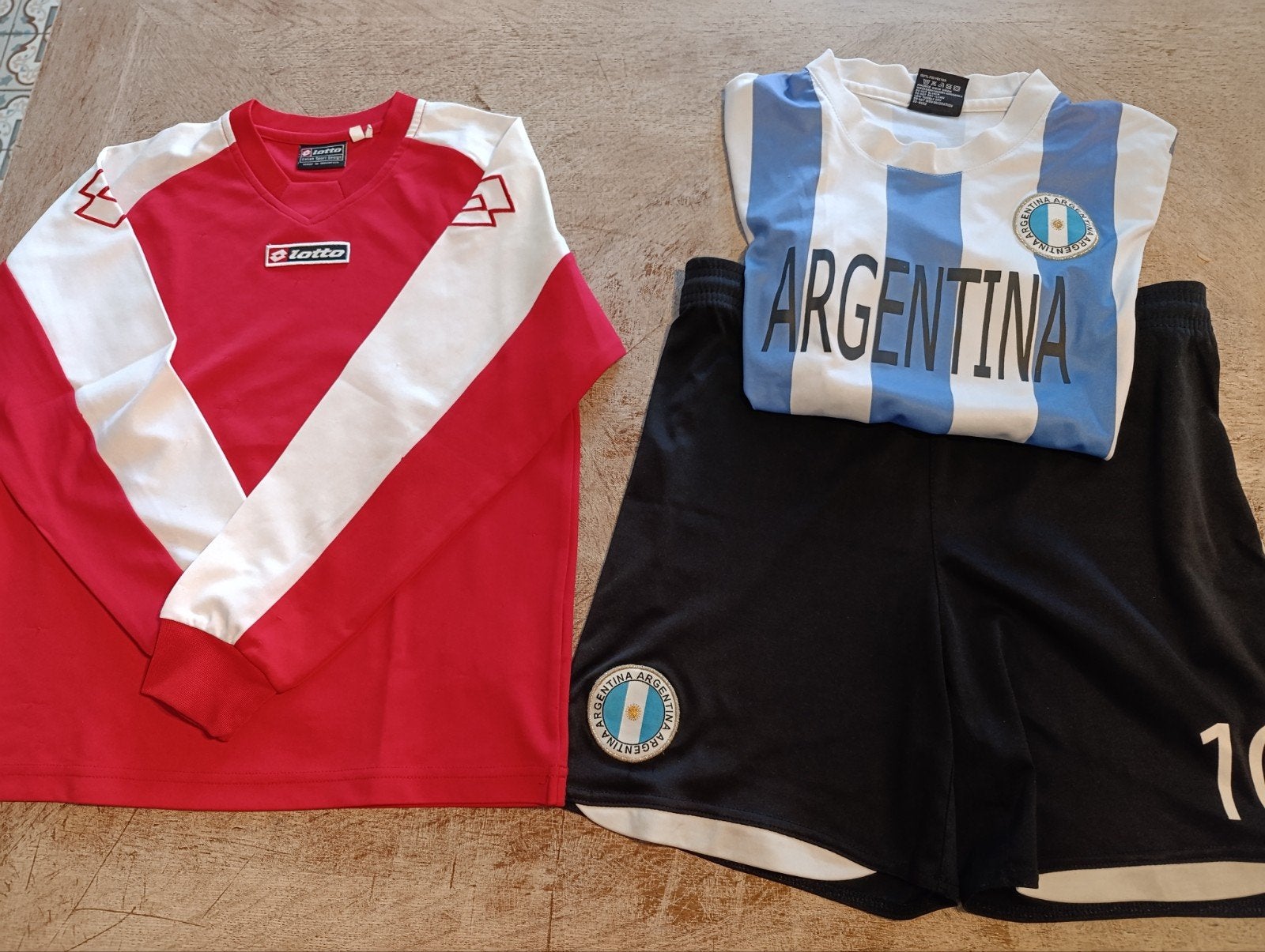 voetbalpakje Argentinië en rood voetbalshirt Lotto 12 j, Taille XS ou plus petite, Enlèvement ou Envoi, Utilisé, Maillot