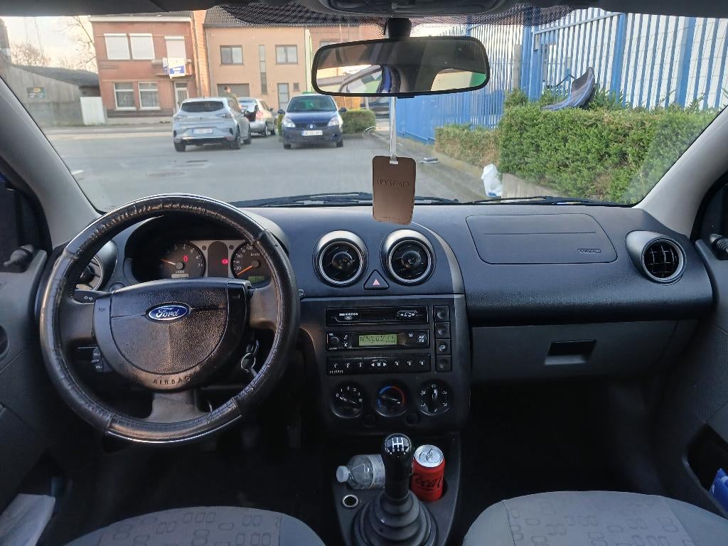 FORD FIESTA/1300cc BENZINE/100.000KM/GEKEURD/GARANTIE, Auto's, Blauw, Bedrijf, Euro 4, Inductieladen voor smartphones