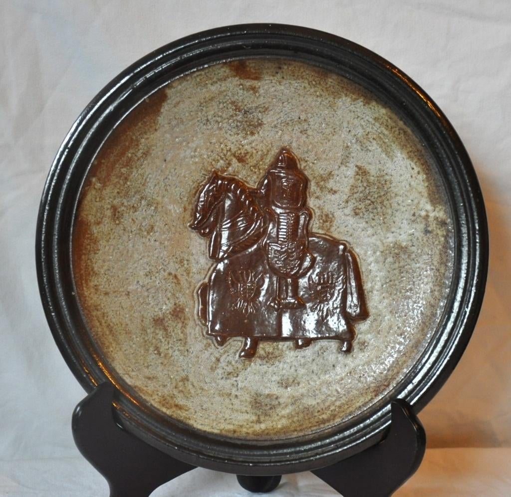 plat mural en grès decor chevalier sur cheval, Antiquités & Art, Antiquités | Céramique & Poterie, Enlèvement ou Envoi