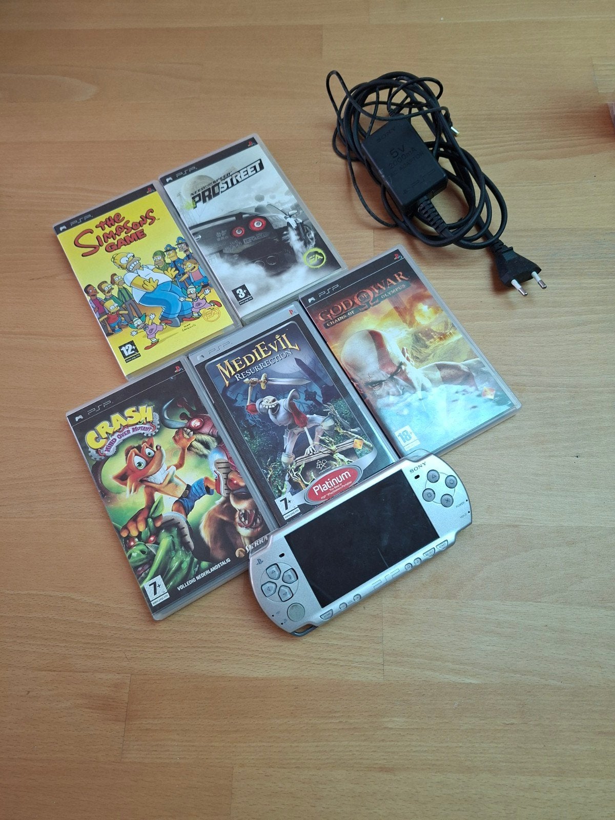 Sony psp (wit/zilver) met oplader en 5 spelletjes, Games en Spelcomputers, Ophalen, Wit, PSP, Gebruikt