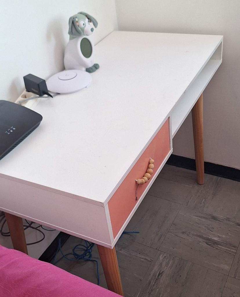 Bureau blanc et rose avec tiroir, Immo, Appartements & Studios à louer