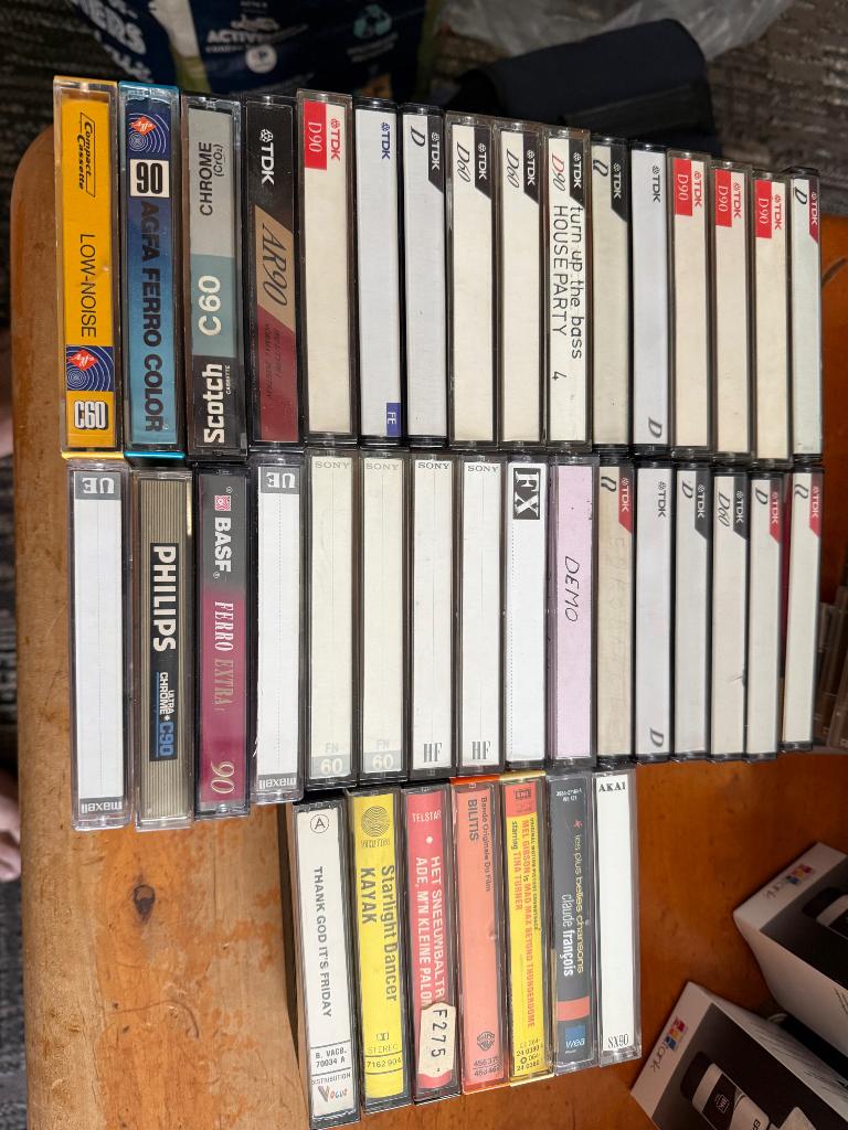 Maxell Tdk, 26 cassettes audio ou plus, Pré-enregistrées, Avec boîte de rangement, étagère ou coffret, Enlèvement