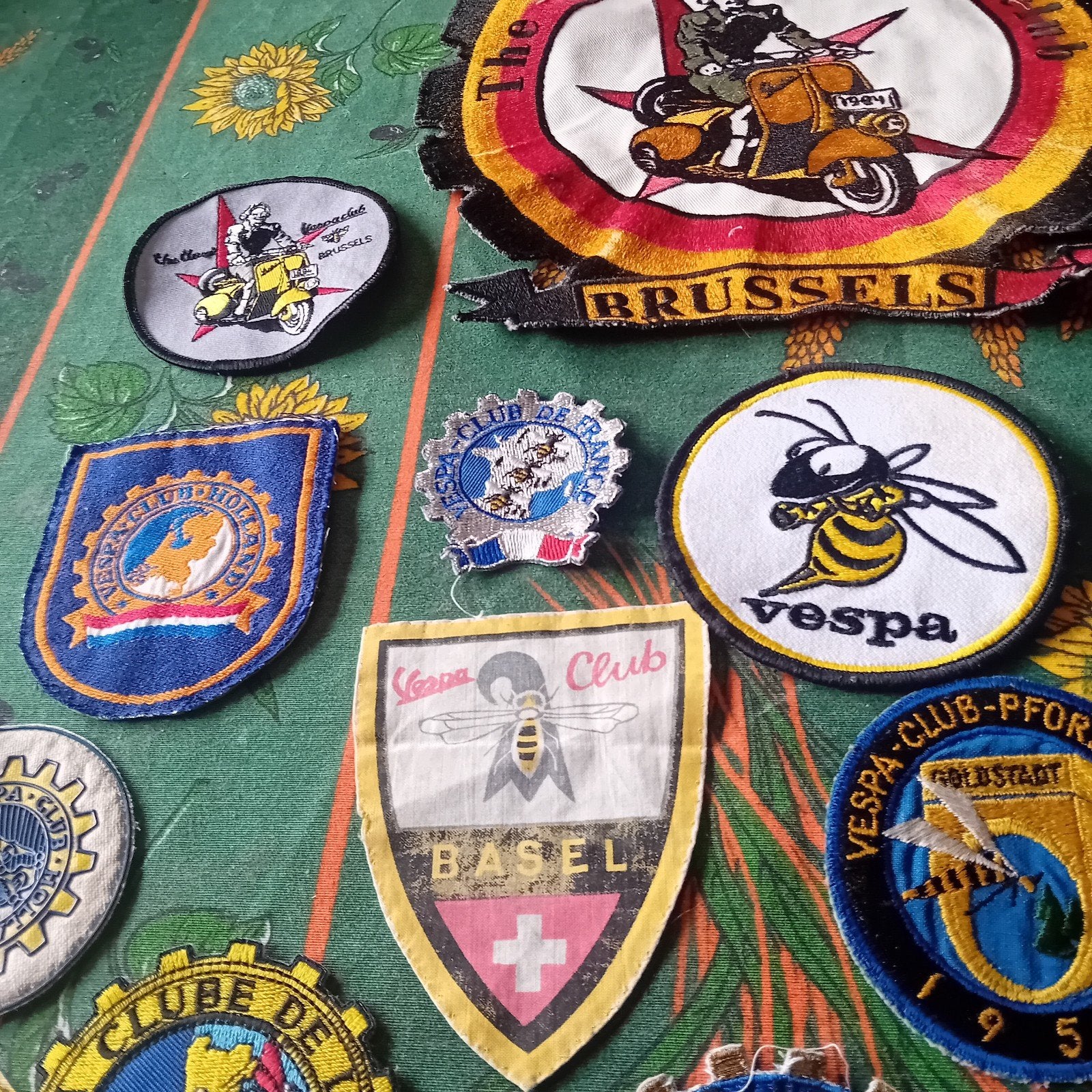 VESPA club ancien et divers écussons à broder ... ., Motos
