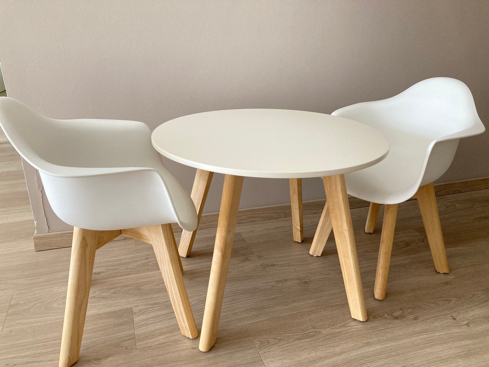 Set tafel en 2 kinderstoelen Quax, Kinderen en Baby's, Speelgoed | Speeltafels, Ophalen, Zo goed als nieuw
