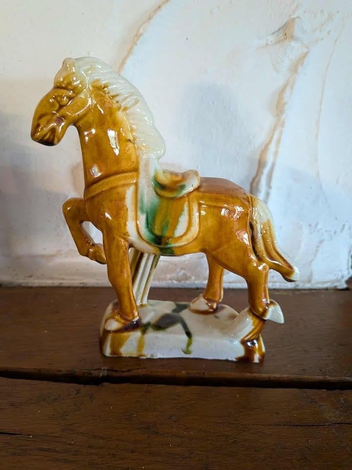 Cheval en porcelaine vintage. Tang Dynasty., Enlèvement