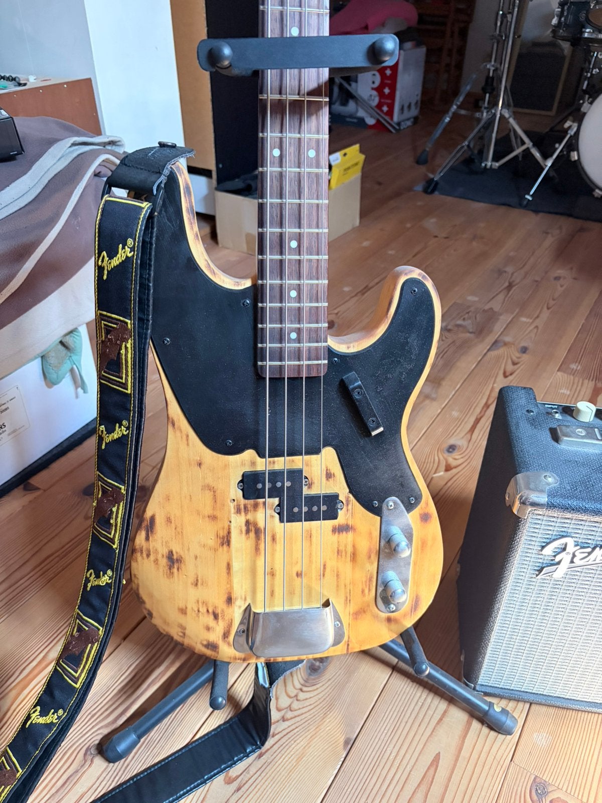 'Relic' Squier Mike Dirnt Signature bass + amp, Ophalen, Zo goed als nieuw, Elektrisch