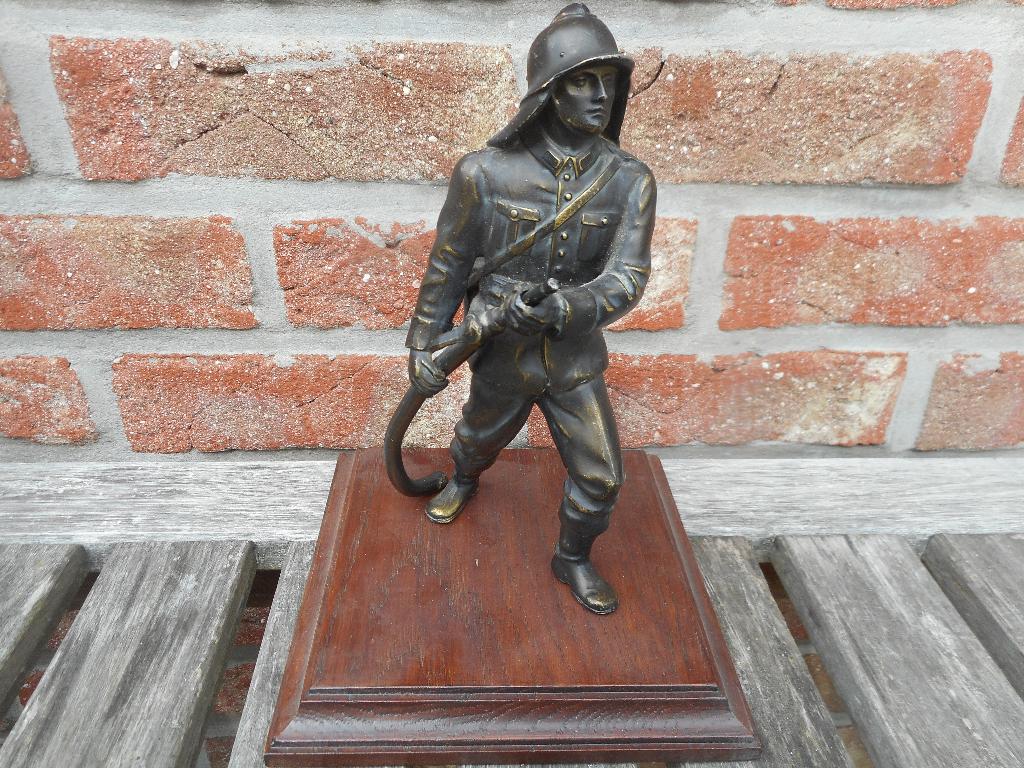 bronze pompier allemand soldat du feu casque uniforme, Collections, Envoi