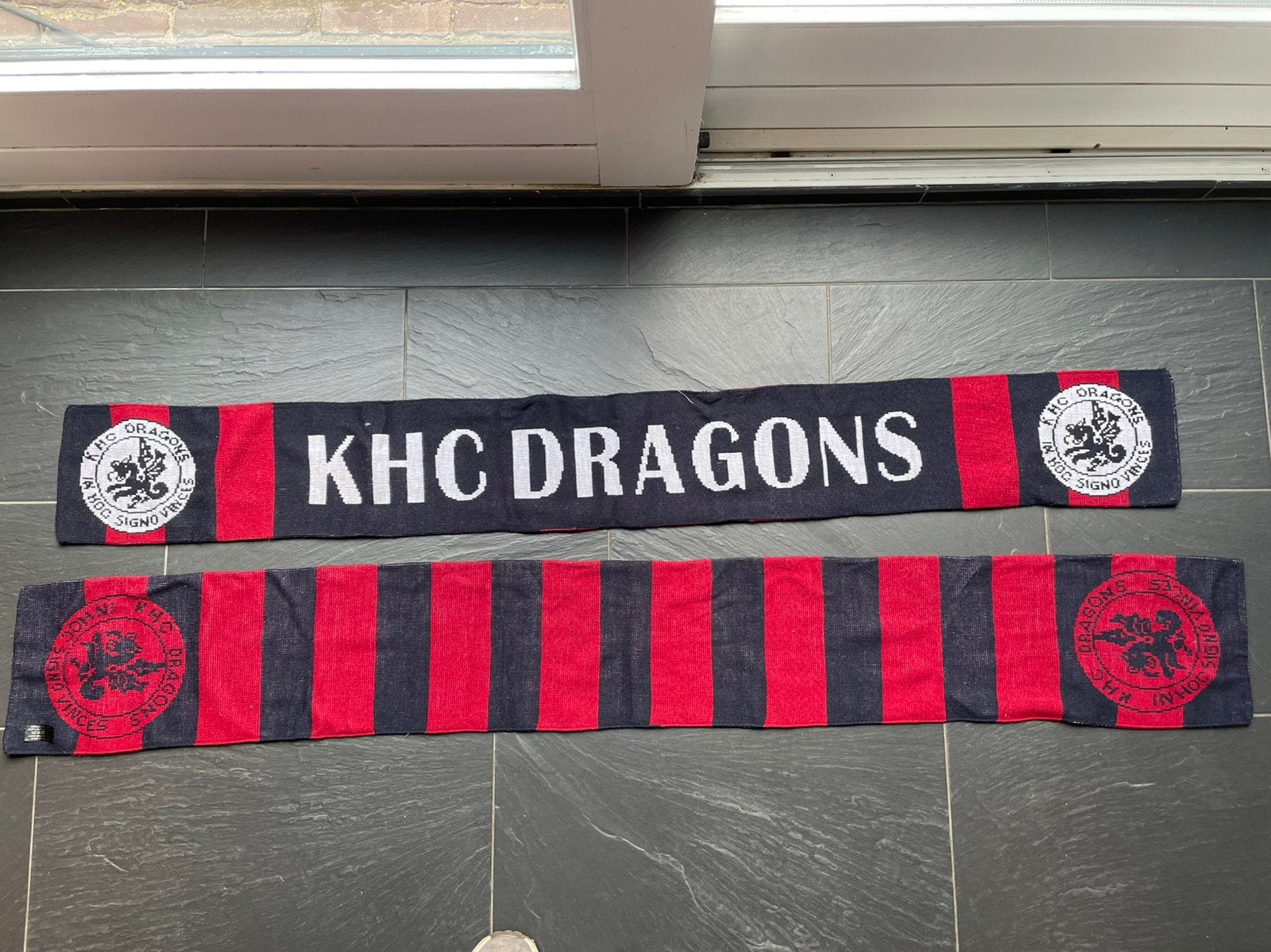 2 sjaals van hockeyclb KHC Dragons, Ophalen of Verzenden, Zo goed als nieuw