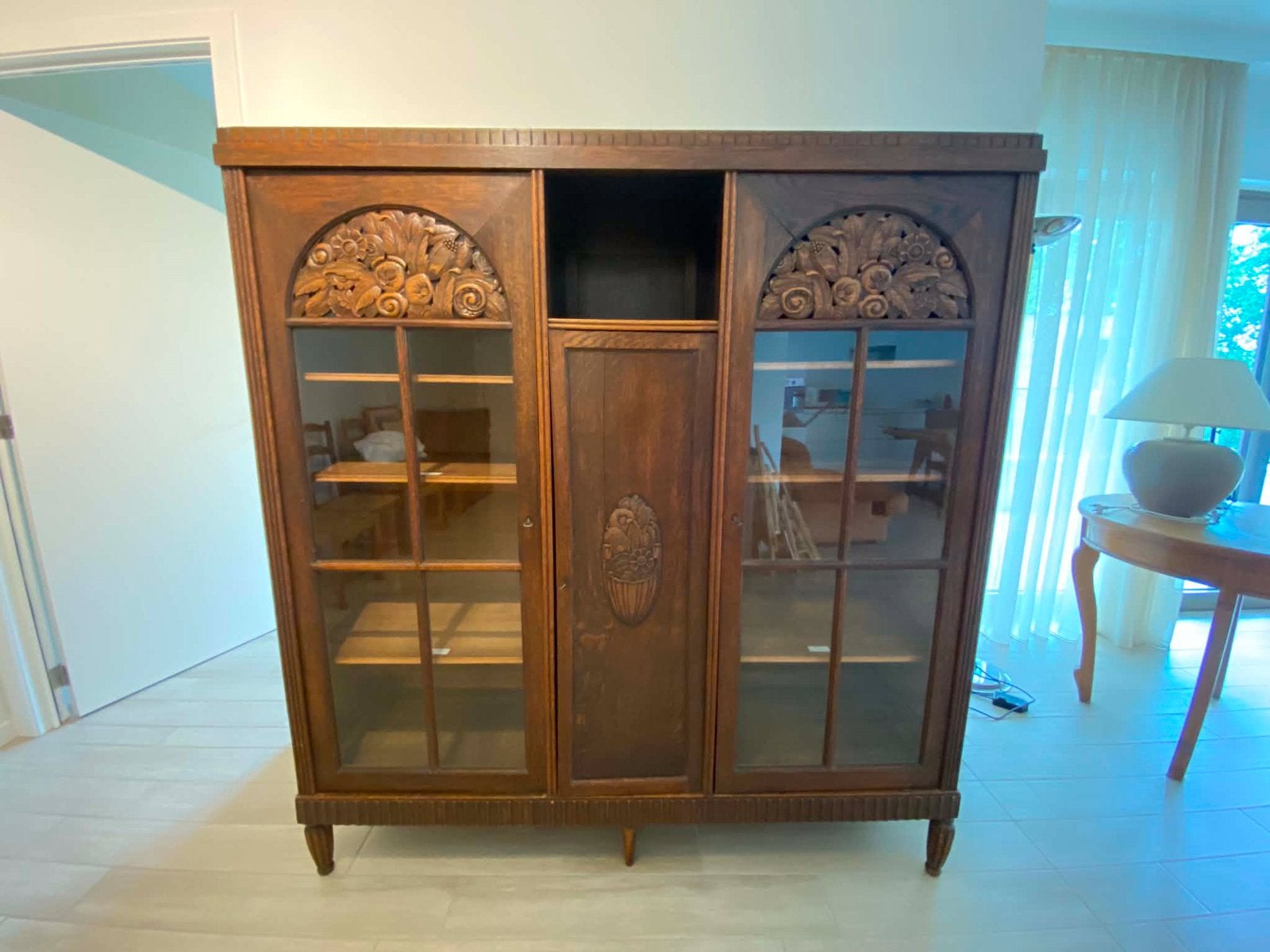 Oude, landelijke houten kast met prachtig houtsnijwerk., Ophalen, Met plank(en), 150 tot 200 cm, 150 tot 200 cm