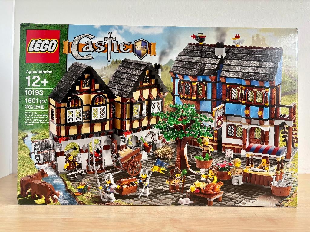 Lego Castle 10193 Medieval Market Village Nieuw!, Neuf, Enlèvement ou Envoi, Lego, Ensemble complet